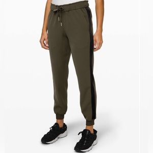 Lululemon On The Fly Jogger *VELVET TRIM. Size 6